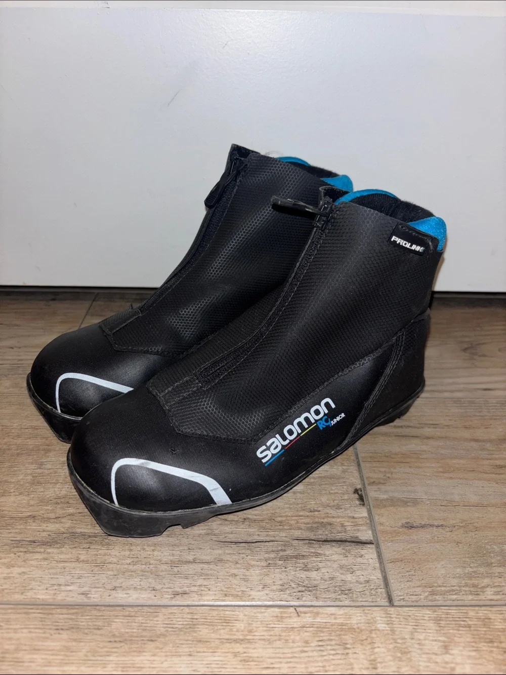 Salomon Nordic Ski Boots in Black with Blue Lining Size 2.5